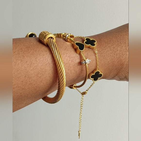 Five Clover Gold Bracelet - Picture 3 of 3